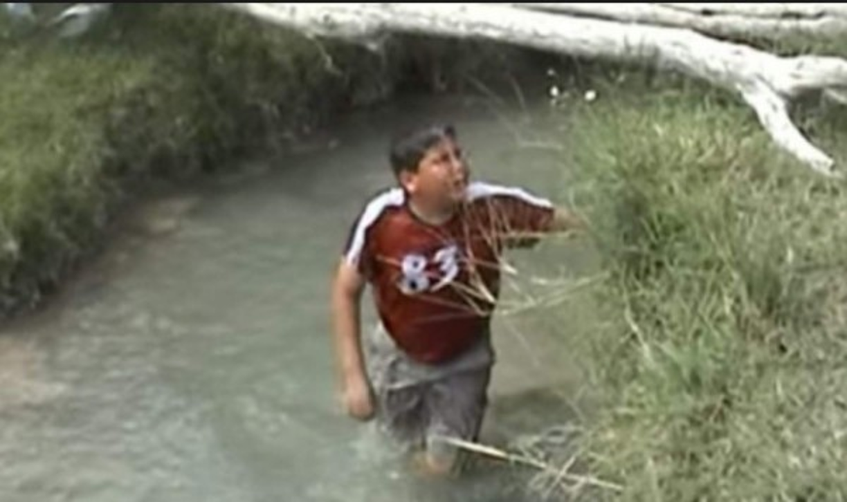 Finalmente cayó a las aguas del río. “¡Ya wey!” y “¡Pinche c****!”, exclamaba.