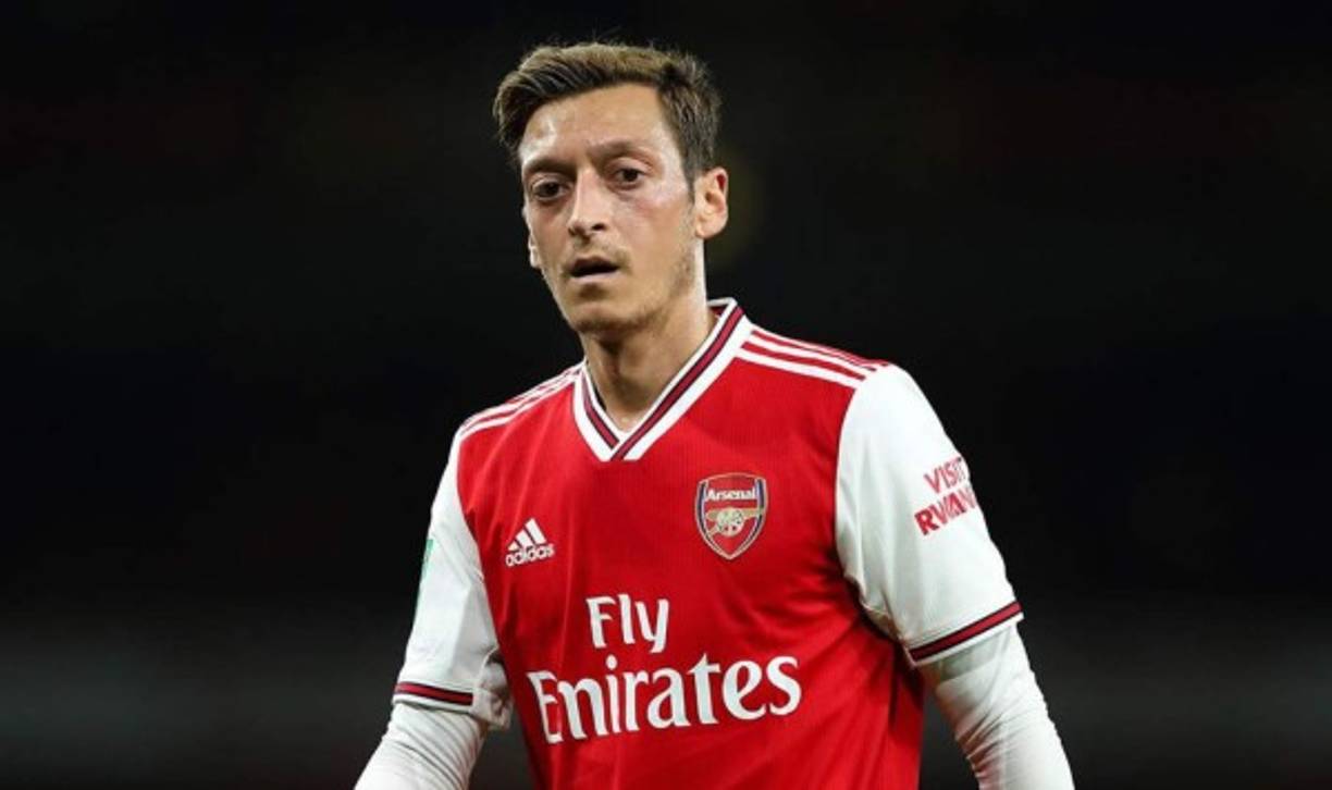 Mikel Arteta, entrenador del Arsenal, aseguró que Mesut Özil, quien lleva sin jugar desde marzo, tiene muy complicado encontrar hueco en el equipo inglés. El alemán está en su último año del lucrativo contrato que tiene con el Arsenal y, aunque se ha rumoreado con su salida, a dos semanas del final del mercado de fichajes, Özil sigue siendo integrante de la plantilla 'Gunner'. 'Tiene muy difícil jugar', dijo el entrenador.