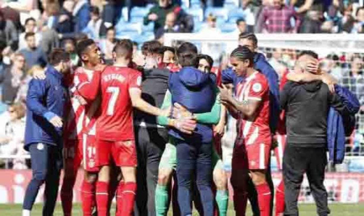 Encabezados por Antony Lozano, el Girona festejó por todo lo alto una victoria histórica ante el Real Madrid en el propio Santiago Bernabéu.