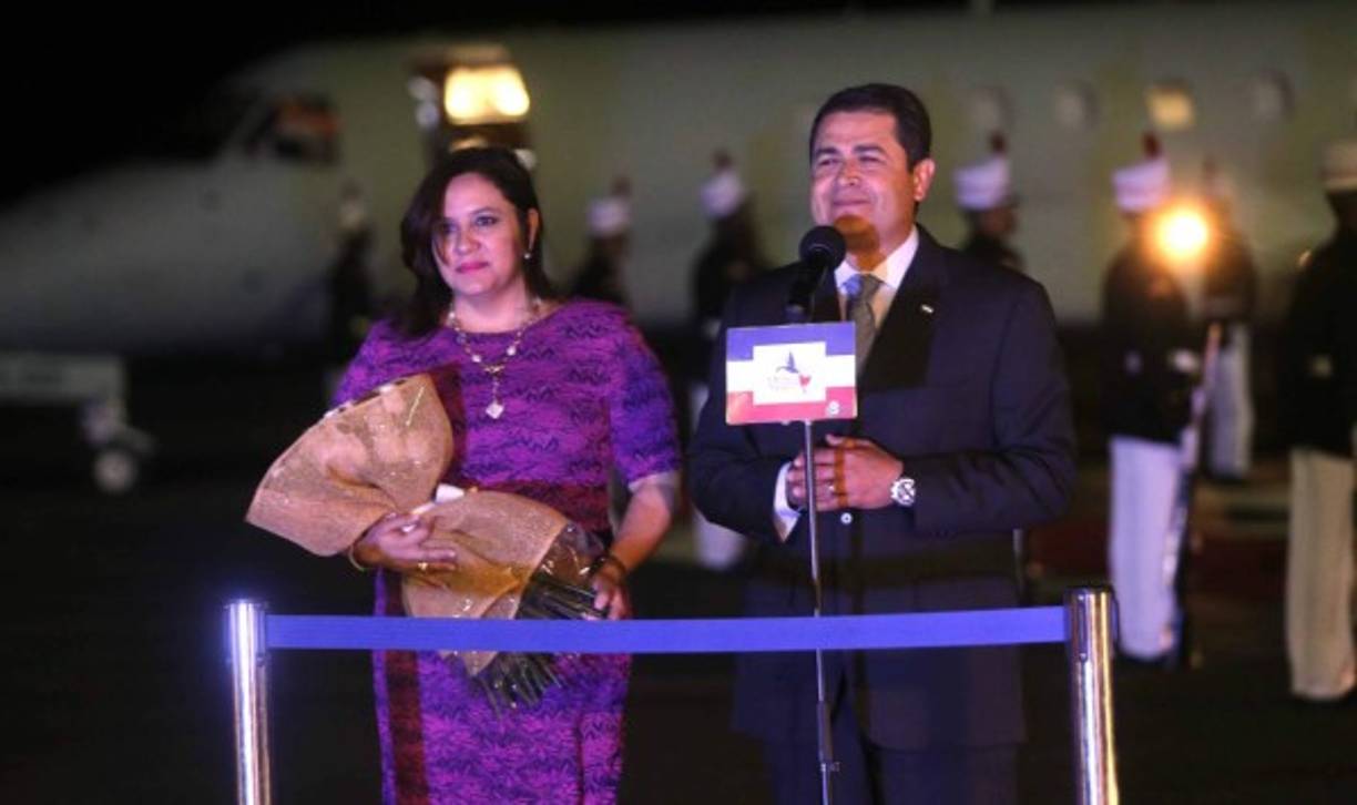 El presidente de Honduras, Juan Orlando Hernández, y la primera dama, Ana García de Hernández, arribaron en la noche del jueves a Ciudad de Panamá.