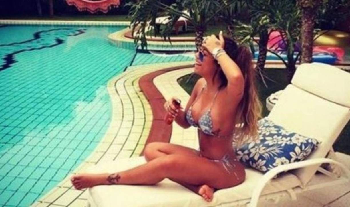 La bella hermana de Neymar saltó a la fama por las atrevidas fotos que publicó en Instagram.