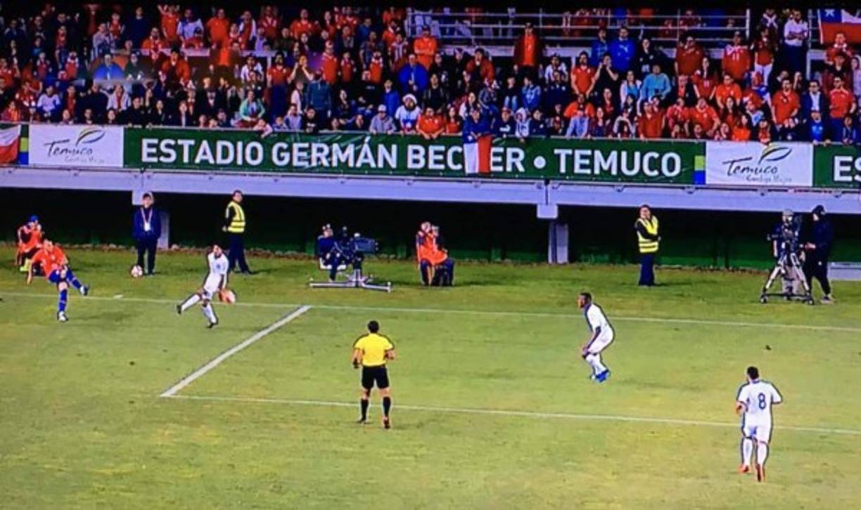 El invento de la noche llegó a los 33 minutos. El árbitro ecuatoriano Michael Espinoza sancionó un penal a favor de Chile. Claramente se ve que el balón dio en la mano de Henry Figueroa pero el jugador estaba fuera del área.