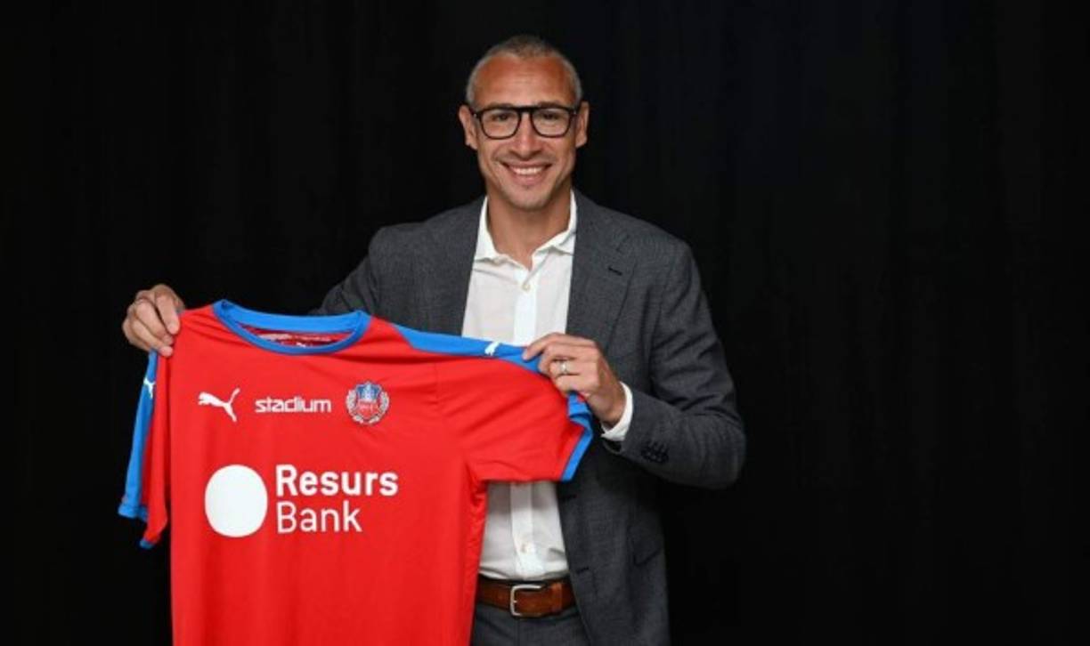 Henrik Larsson, exjugador del Celtic, Barcelona y Manchester United, se ha convertido en el nuevo entrenador del Helsingborgs de Suecia, equipo en el que colgó los tacos en 2009.