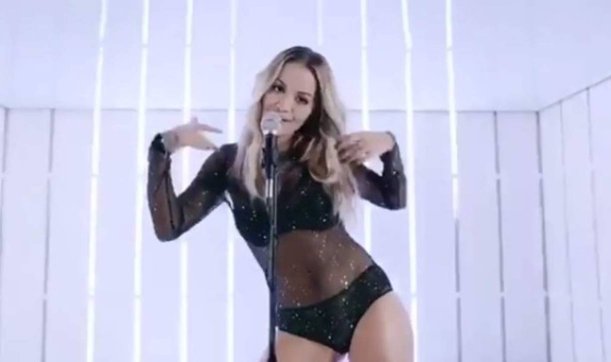 <br/>'Muy orgullosa de mi campaña #RitaOraxTenezis y la familia Tenezis. Bra especial Miami', escribió la intérprete en Instagram junto a la grabación que hizo para la marca.