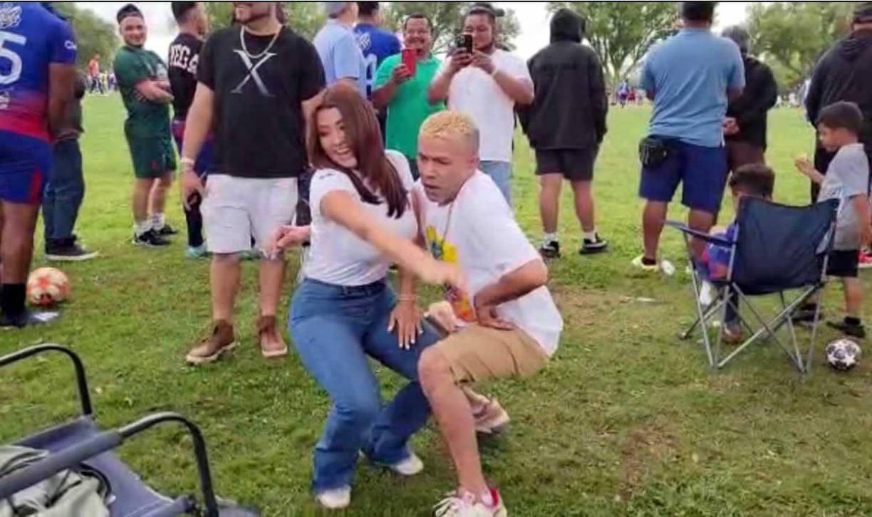 Fue tanto la broma que ambos se robaron el show bailando punta en frente de todos los aficionados.