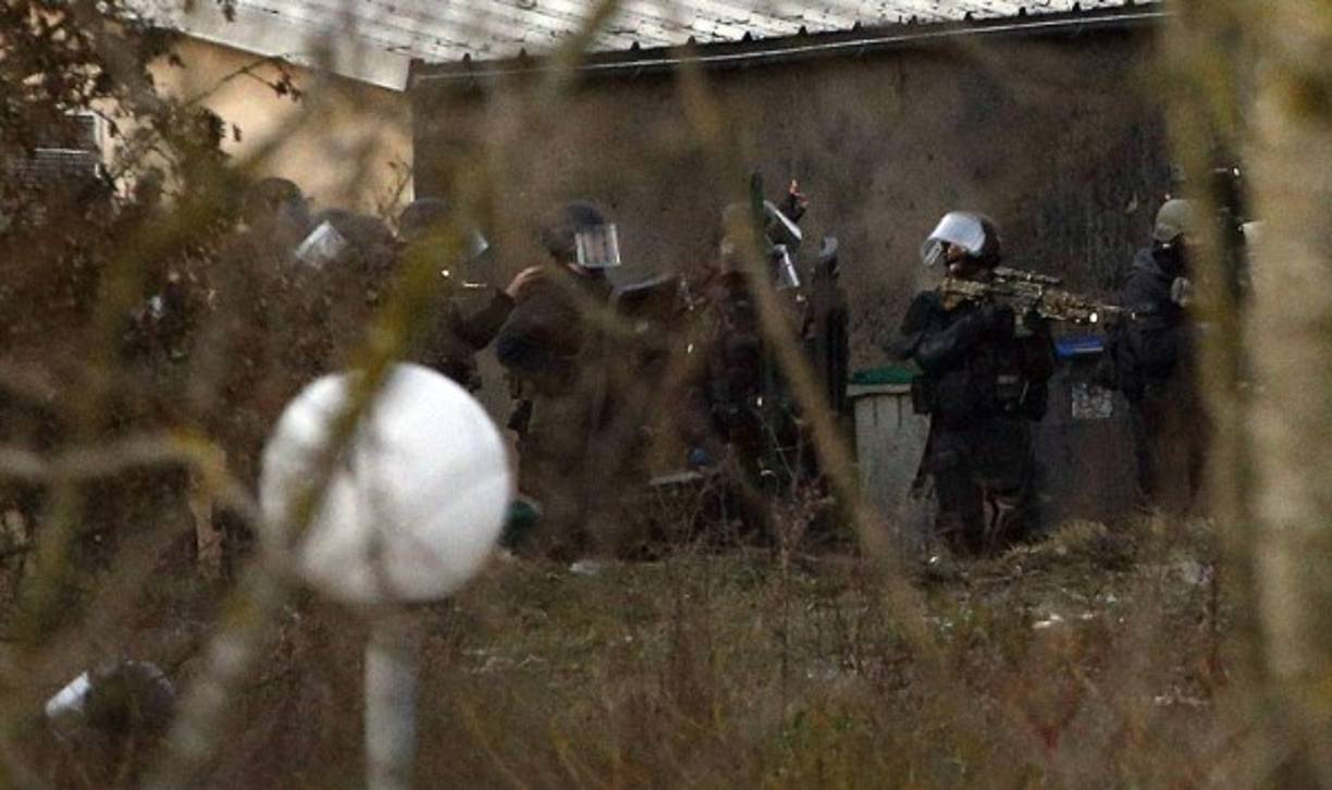 Agentes del Grupo de Intervención de la Gendarmería Nacional, durante el asalto a la imprenta en la que permanecen atrincherados los hermanos Chérif y Said Kouachi.