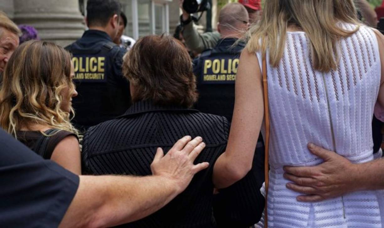 'Hoy estamos juntas. No seguiré siendo una víctima ni permaneceré en silencio ni un día más', dijo la actriz Anouska De Georgiou, quien asegura haber sido abusada sexualmente por Epstein.<br/><br/>Las mujeres se abrazaron una a otra y se consolaron tras abandonar el podio desde el cual hablaron en la corte federal de Manhattan, algunas leyendo sus testimonios, otras improvisando.