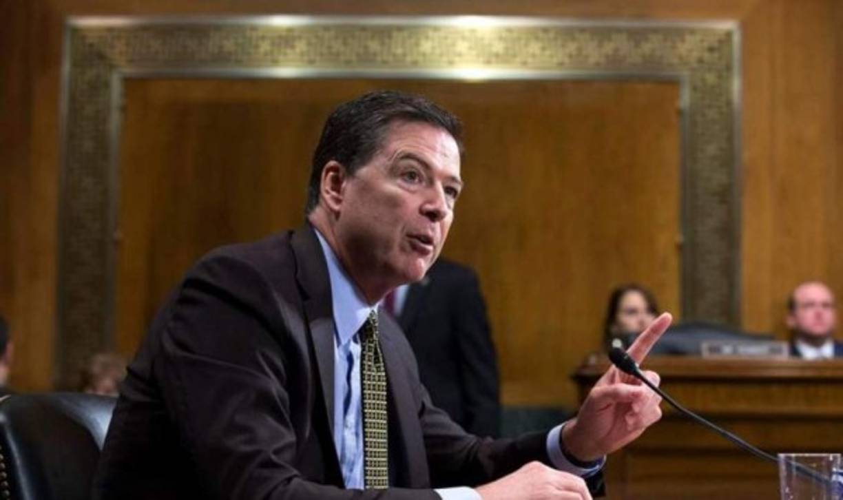 James Comey: Exdirector del FBI. Tiene el dudoso honor de haber sido repudiado por los dos candidatos presidenciales: Hillary Clinto, que lo acusó de perjudicar sus aspiraciones presidenciales, y Donald Trump que, ya como presidente, le despidió en mayo de 2017 por negarse a cerrar la investigación sobre la trama rusa.