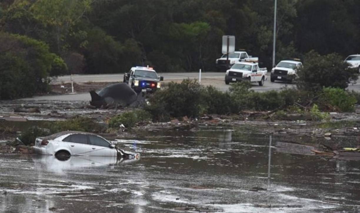 Un deslizamiento se reportó igualmente en una sección del bulevar Topanga Canyon en Malibú. Imágenes de televisión mostraron un carro atrapado en el lodo.