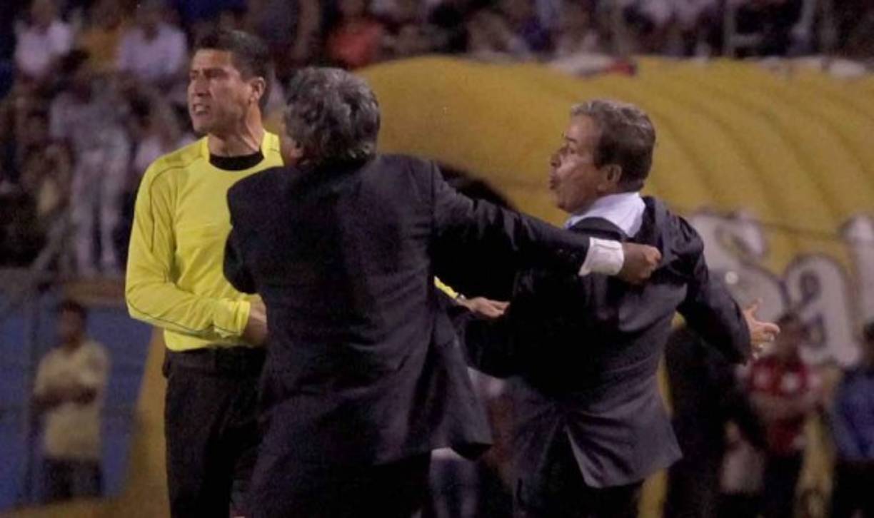 ¡Primi se pasó! El hondureño no le quedó más que darle un empujón al colombiano y hacer que los árbitros lo sacaran del partido.