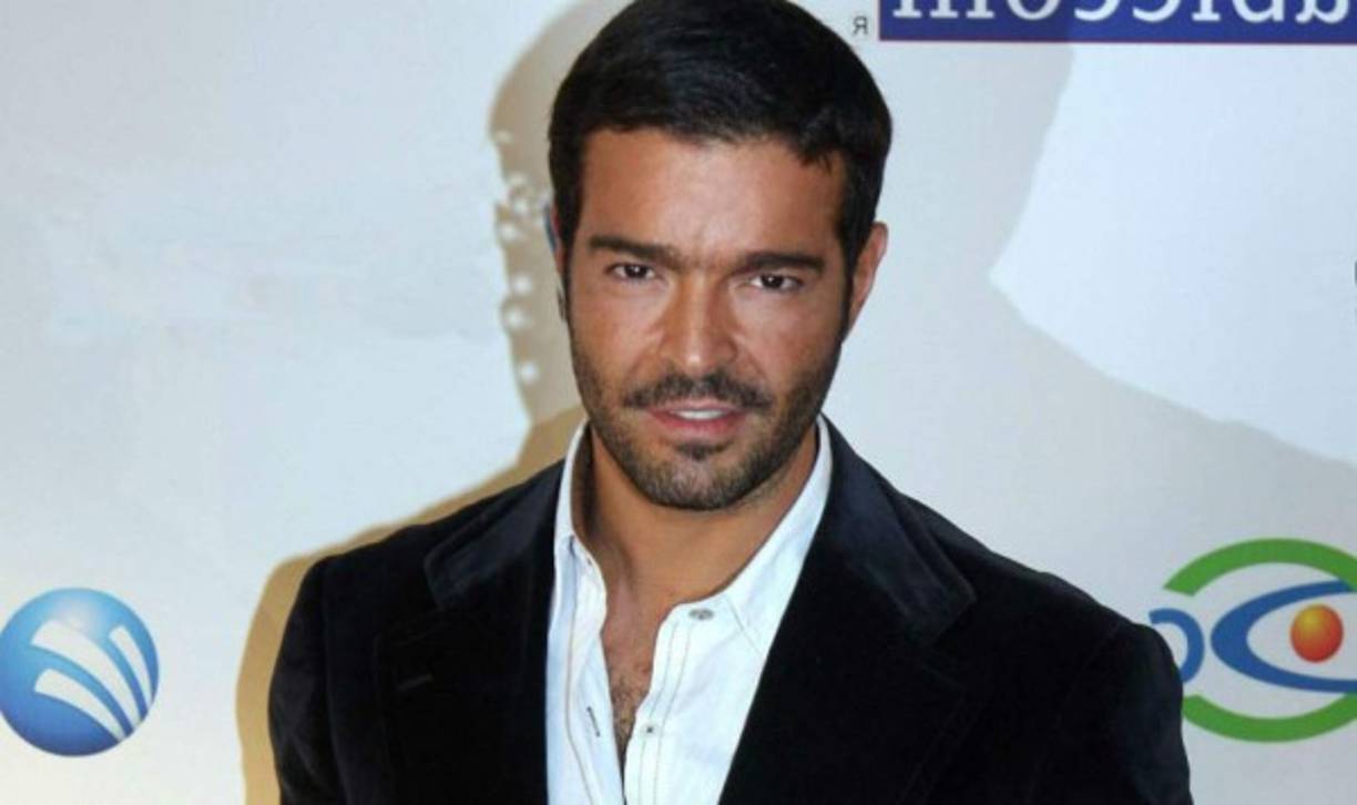 Pablo Montero fue detenido en 2007 por manejar a exceso de velocidad y en esa ocasión le descubrieron una bolsita con 'polvo blanco' en su auto, lo que posteriormente las autoridades determinaron que era cocaína. A raíz de esto, el mexicano debió admitirse a un programa de rehabilitación durante un año para evitar ir preso.