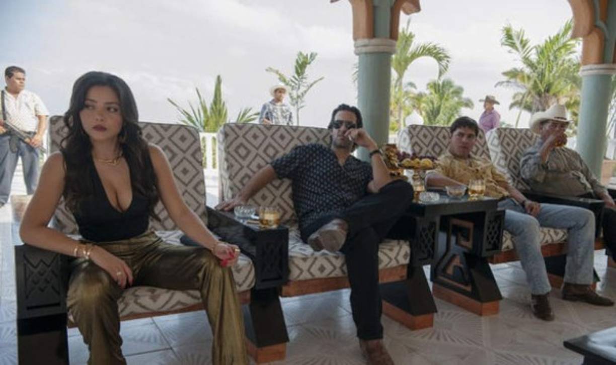 La nueva temporada Narcos en Netflix, Narcos México, es de 10 capítulos y aborda la vida de algunos de los narcotraficantes más importantes del mundo. Fue estrenada el pasado 16 de noviembre y trata sobre cómo empezó el narcotráfico en México. La serie reconstruye los orígenes del narcotráfico en México a partir de la década de los ochenta, cuando empezaron a tenderse los primeros nexos entre productores, comerciantes independientes y políticos mostrando una impresionante red de corrupción al más alto nivel.