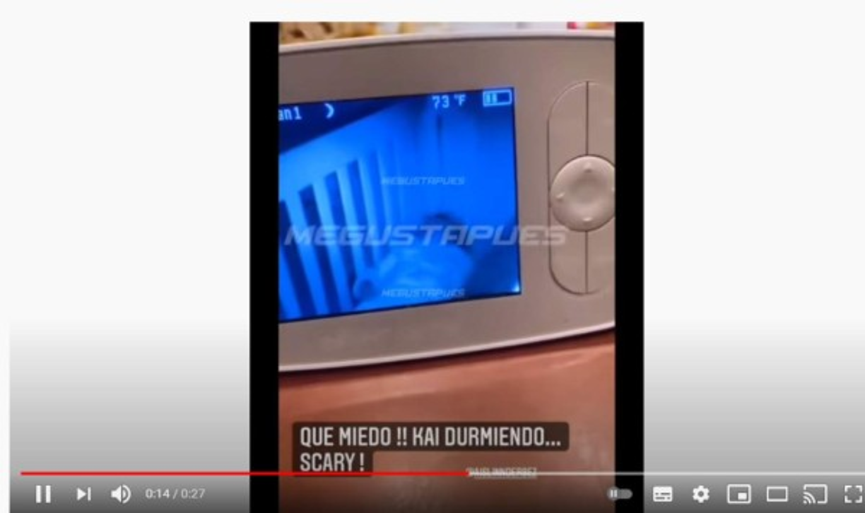 Durante un momento, Martha observa un monitor de seguridad en el que se aprecia a la pequeña Kailani tomando una siesta.