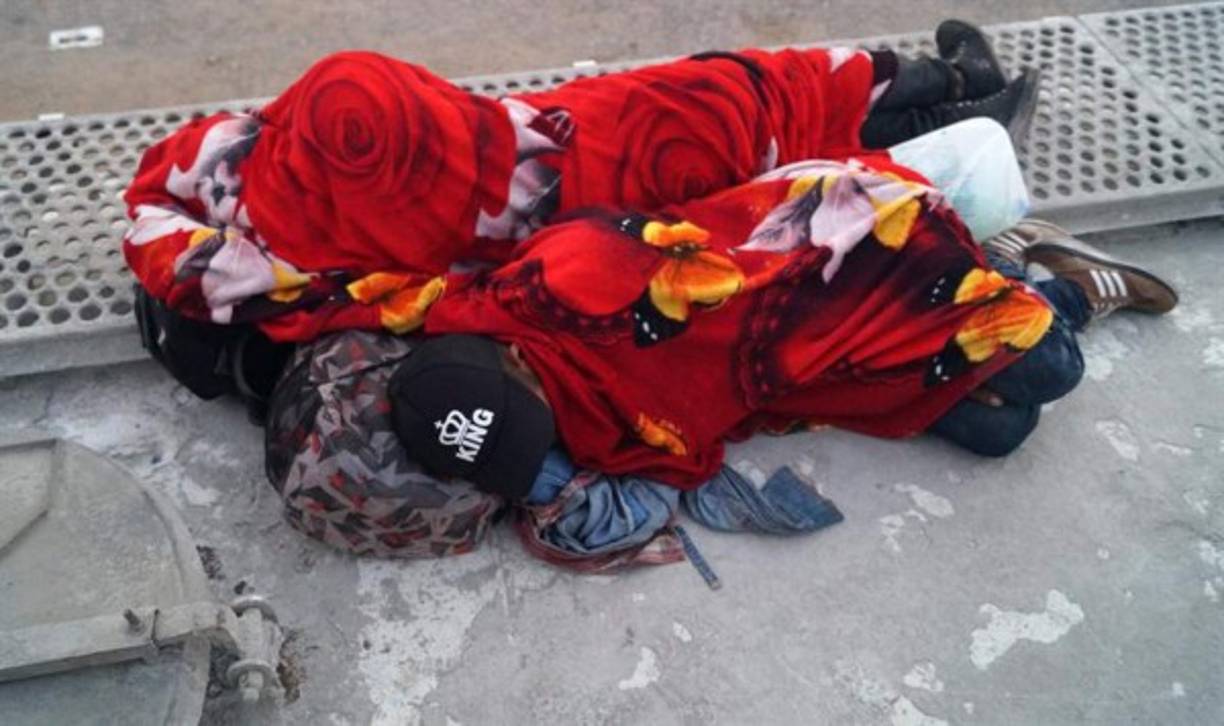 Agotados, muchos optaron por dormir en el techo de los vagones del tren de carga.