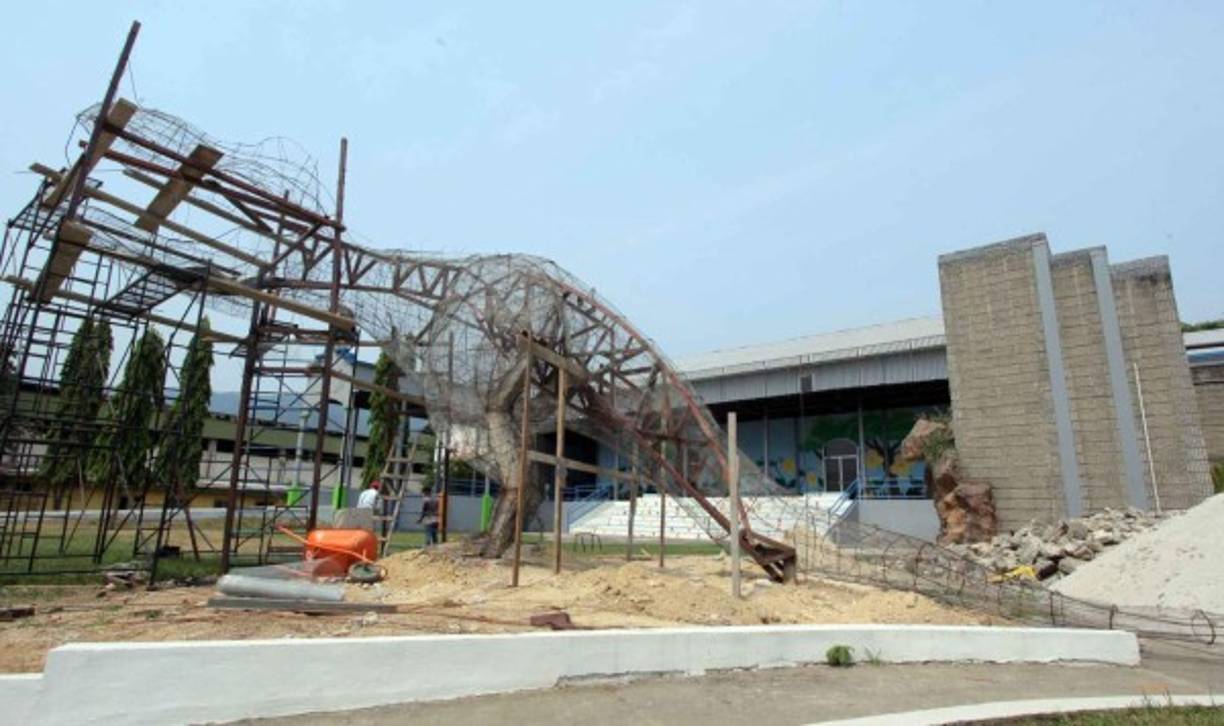 Actualmente está en construcción la “Aventura Jurásica”, se erigirá un Tiranosaurio Rex a escala real.