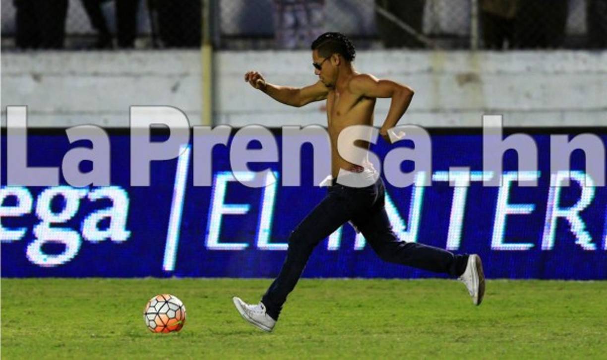 Muy tranquilo avanzó por la cancha sin que nadie lo interrumpiera.