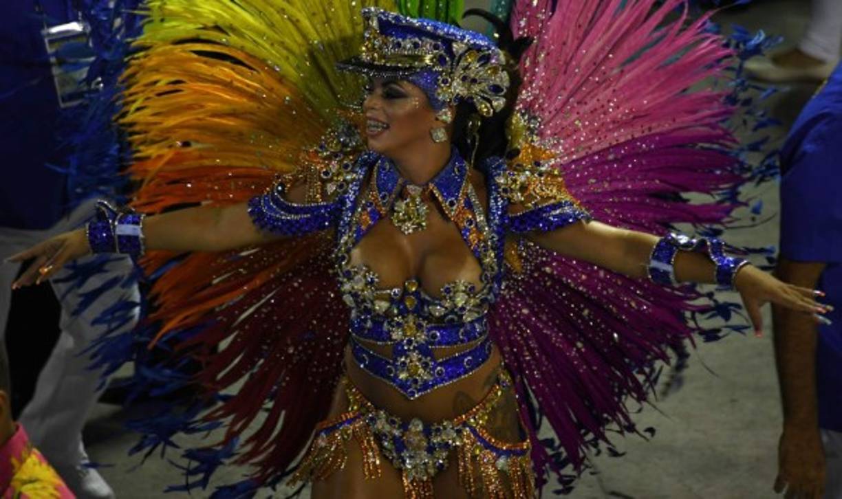Los vistosos trajes de las sbeltas mujeres engalanan la mayor fiesta de Brasil.
