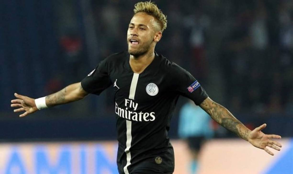 Neymar - El delantero brasileño del París Saint Germain (PSG) está ganando a la semana la cantidad de 1 millón 76 mil euros.