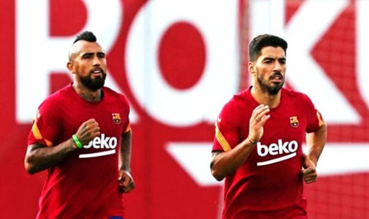Otro jugador al que Ronald Koeman ha 'despedido' es Arturo Vidal. El chileno tampoco entró en la convocatoria para el juego de pretemporada frente al Nástic y ya tendría las maletas listas para salir del Barcelona. El mediocampista apunta a ser el primer descarte en abandonar el club. El chileno, que se ejercitó con normalidad este sábado, tiene prácticamente cerrado su traspaso al Inter de Milán. <br/><br/>Mundo Deportivo publicó que Vidal habría renunciado al salario de esta temporada en el Camp Nou para facilitar un pacto definitivo con el Inter, que le esperaría en Milán este mismo fin de semana para cerrar la operación.