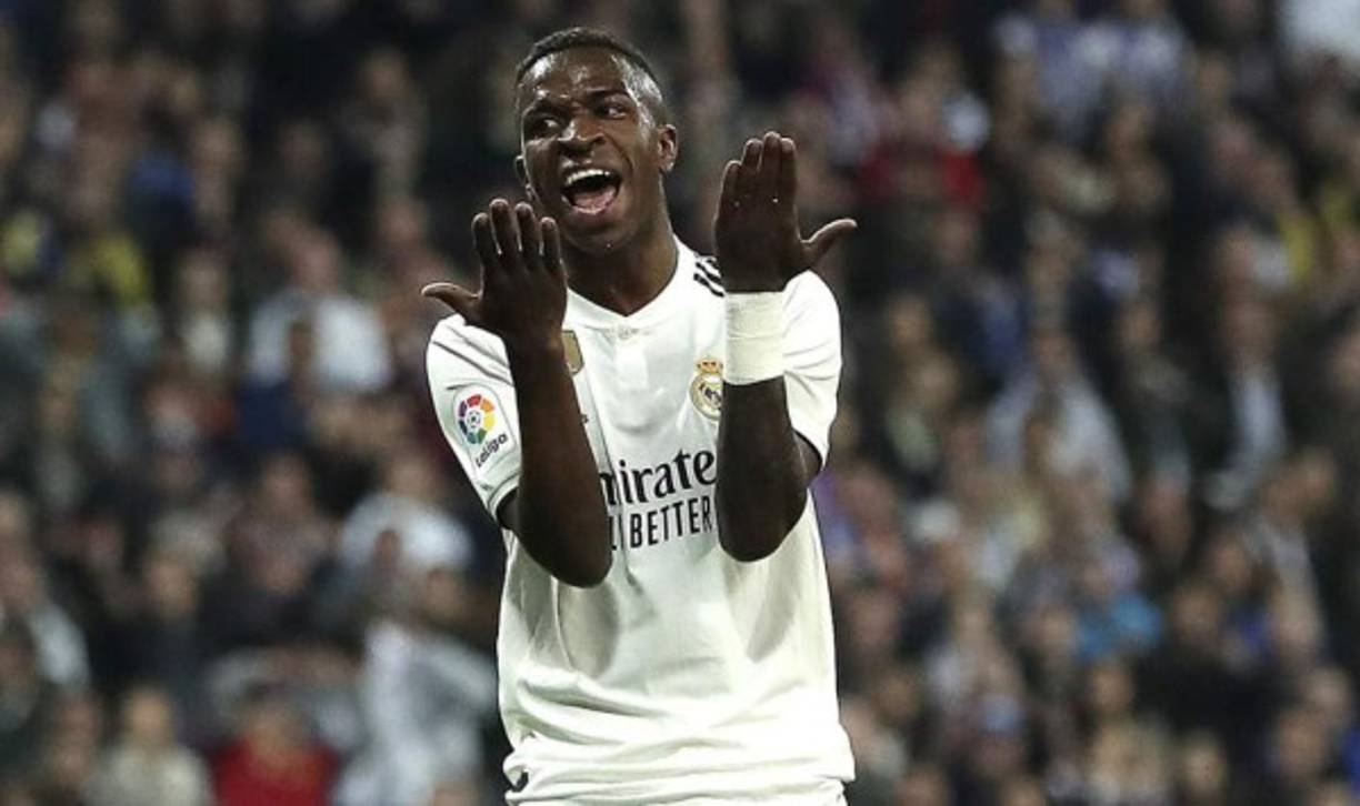 Vinicius se lamenta tras una de las múltiples ocasiones falladas frente al Barça. Foto Mundo Deportivo
