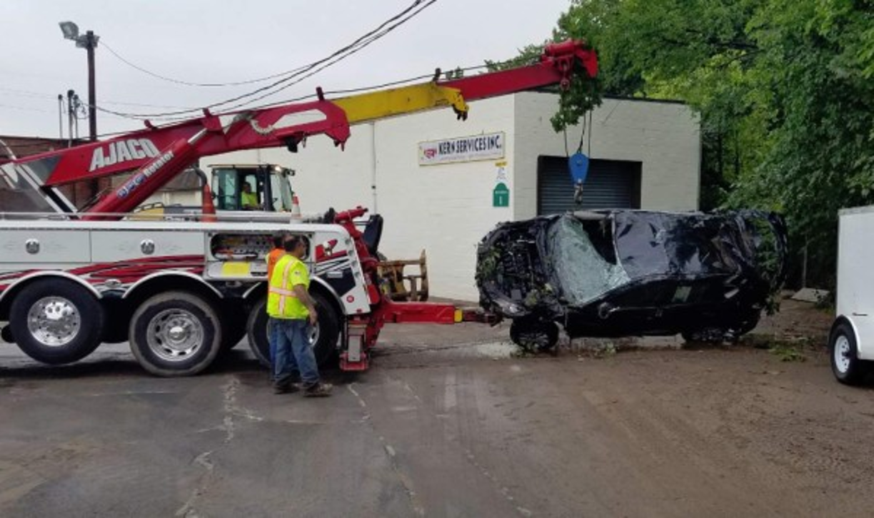 Las autoridades de Nueva Jersey se vieron obligados a cerrar varias carreteras ante las repentinas inundaciones. /Foto: Twitter @DariusRadzius.