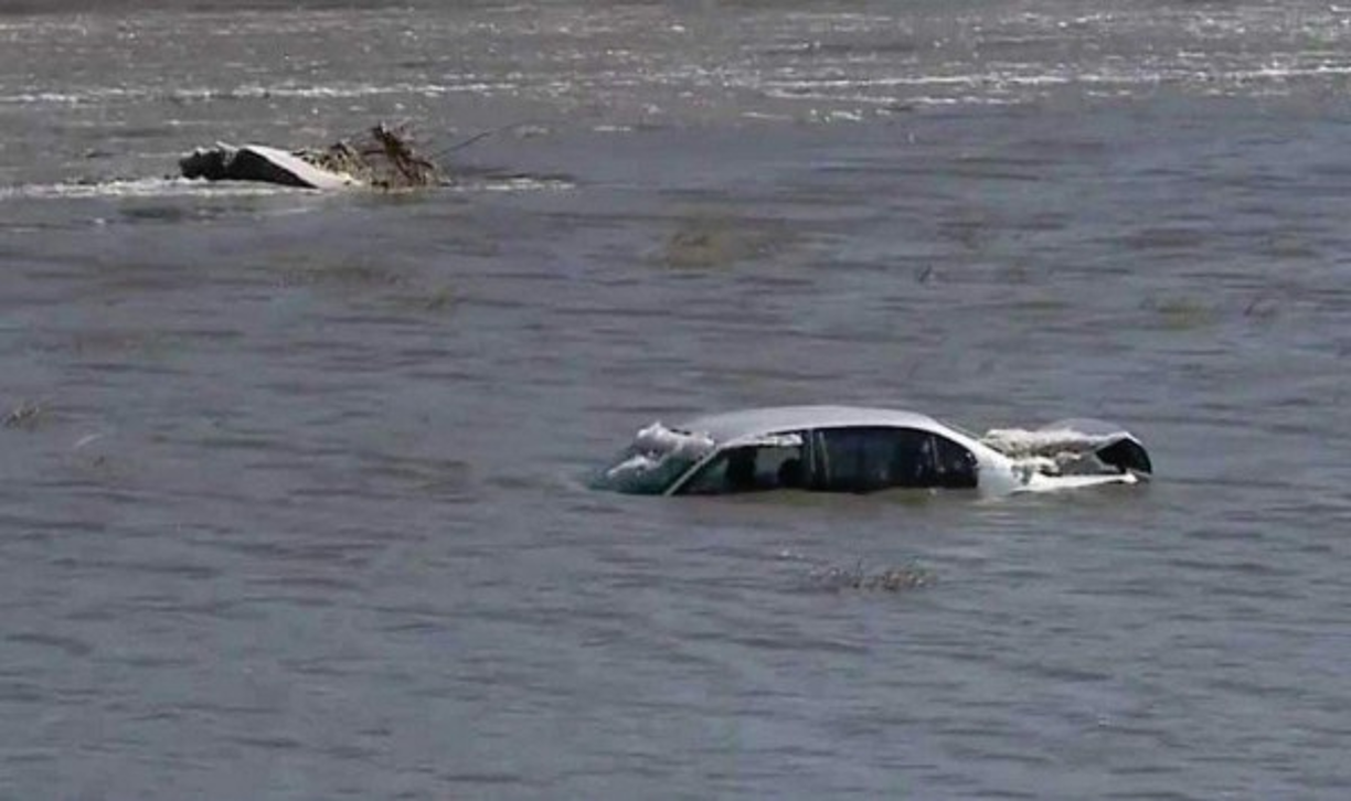 Los estados vecinos podrían también ser afectados en la semana mientras el agua se drena, dijeron las autoridades. 'Se espera que la histórica inundación continúe en partes de las cuencas de los ríos Missouri y Mississippi debido a lo rápido que se derritió la nieve en los últimos días', dijo el Servicio Meteorológico Nacional.
