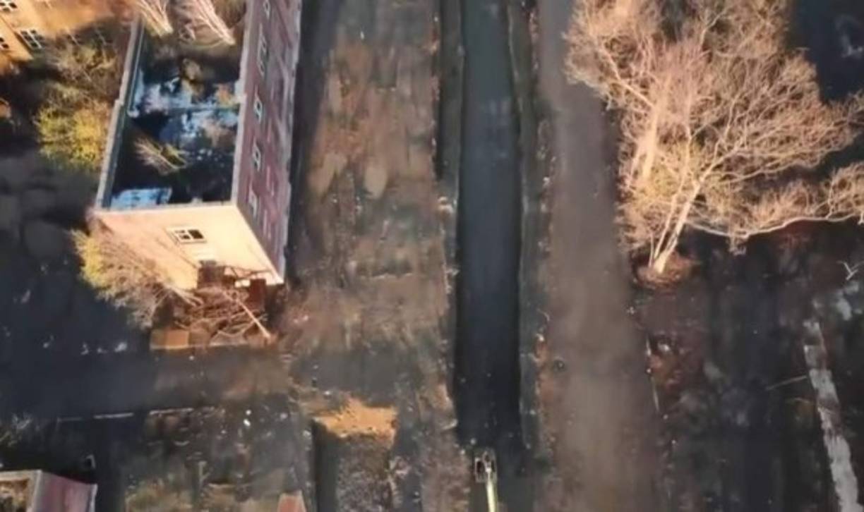 Las imágenes muestran el entierro de varios ataúdes, que se son colocados unos encima de otros, en la isla de Hart.