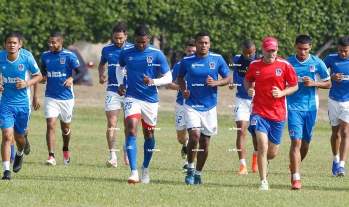 Beckeles conversó con Pedro Troglio y luego se unió a los trabajos que realizaron los jugadores del Olimpia.