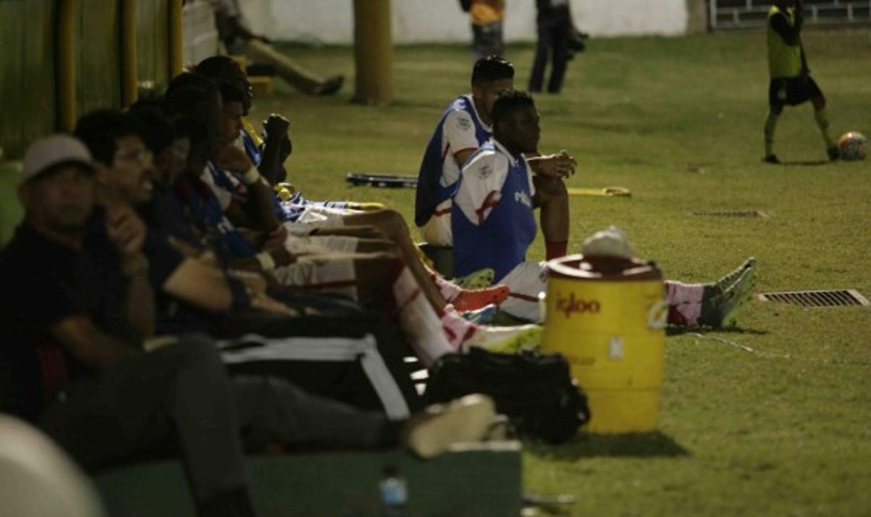 A cinco minutos del inicio del partido entre Real Sociedad y Cardva en el estadio San Jorge de Olanchito, se fue la energía eléctrica.