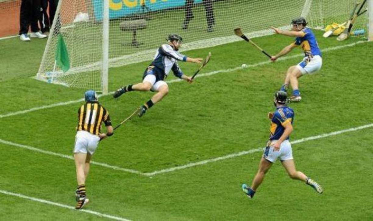 HURLING<br/>Otro deporte relacionado con el hockey. Es de origen irlandés y parece combinar las habilidades y la rudeza de casi todos los deportes de contacto para anotar un tanto. Se juega en una cancha muy parecida a la del fútbol, con el que comparte algunas similitudes, pero mucho más violento.<br/>Para jugarlo se usan palos y pelotas más pequeñas.