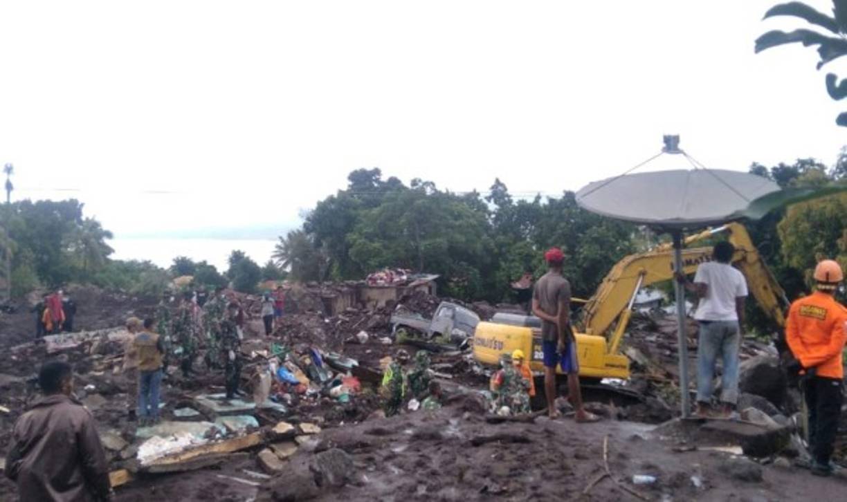 Las lluvias que golpean la región dificultan las tareas en las que se han movilizado casi una decena helicópteros para distribuir alimentos y otros materiales de primera necesidad.