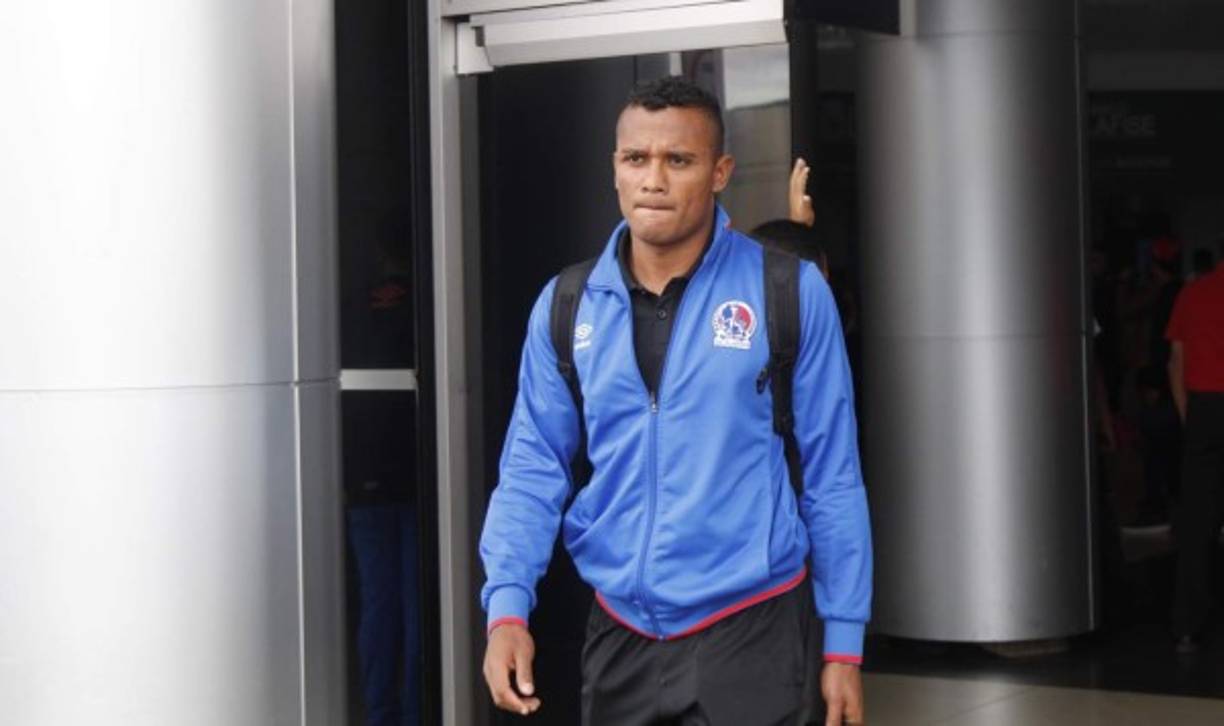 El capitán olimpista Ever Alvarado salió serior del aeropuerto capitalino.