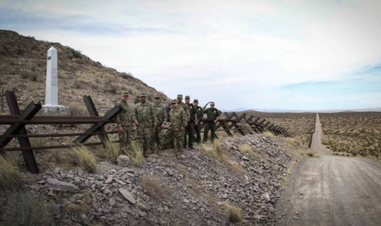 Trump advirtió que los militares 'probablemente' se mantendrían allí hasta que sea construido su famoso muro.