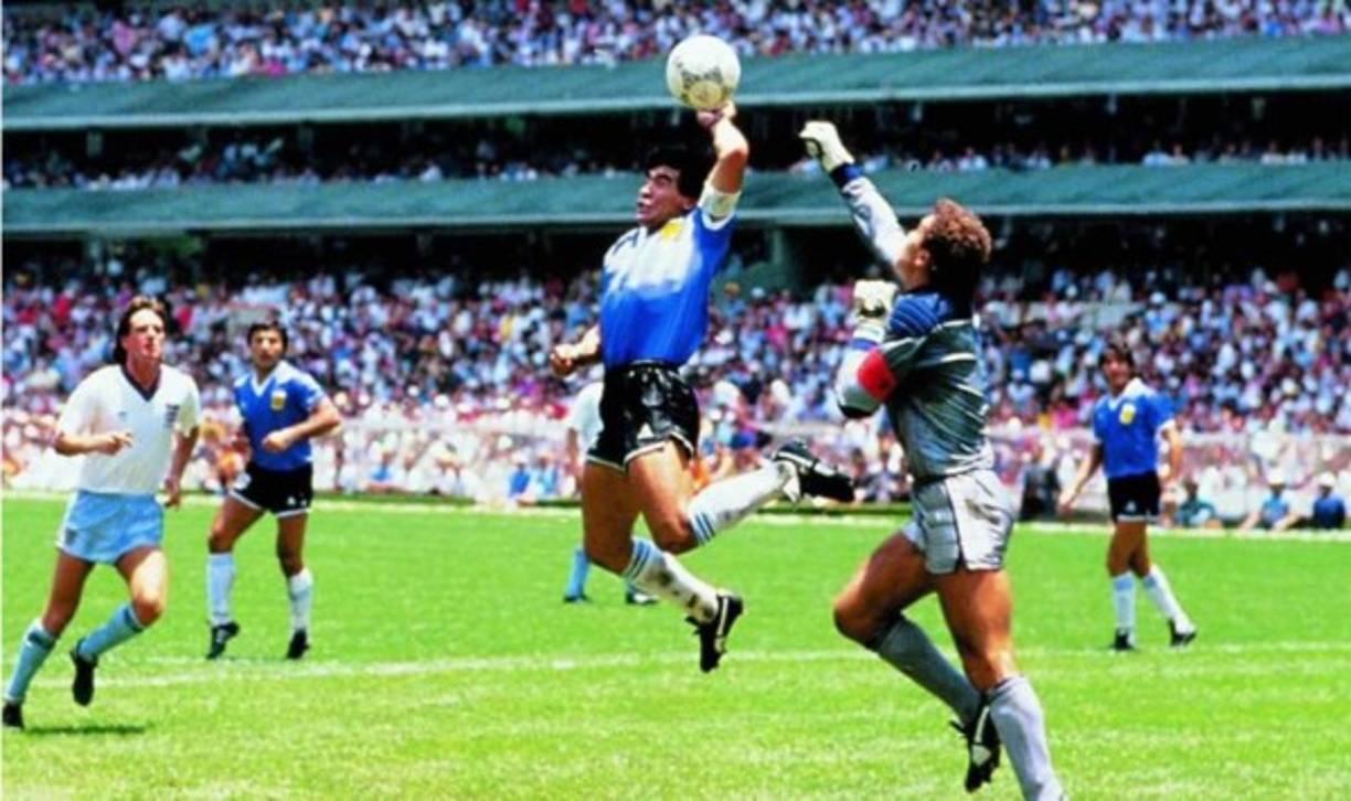 Regla 12: Tocar el balón con las manos<br/><br/>-Tocar el balón con las manos es una infracción. En las siguientes situaciones en las que se toque el balón con las manos, 'inclusive de manera accidental', se declarará un tiro libre cuando:<br/><br/>*El balón traspasa la línea de gol después de tocar la mano/brazo del jugador atacante.<br/><br/>*El jugador controla o logra la posesión del balón después de tocarlo con la mano/ brazo y luego anota un gol o crea una oportunidad de anotar.<br/><br/>*La pelota toca la mano o brazo del jugador luego de que este ha hecho su cuerpo más grande de manera antinatural.<br/><br/>*La pelota toca la mano o brazo de un jugador cuando está por encima de su hombro (a menos que el jugador haya jugado deliberadamente la pelota que luego toca su mano o brazo).