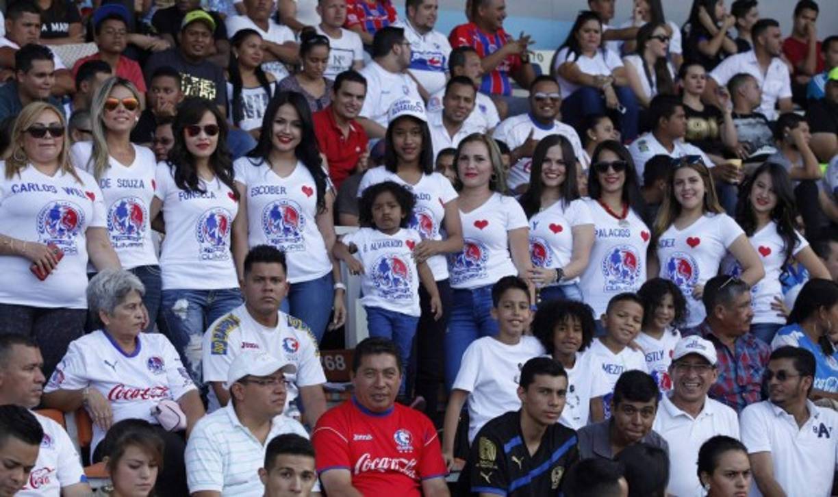 Las parejas sentimental de los jugadores del Olimpia están listas para apoyar a los suyos.