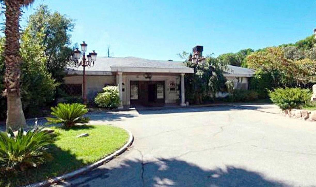 La casa, que cuenta con una parcela plana de 2.500 m2, tiene todas las comodidades imaginables, además de una alta privacidad y seguridad.