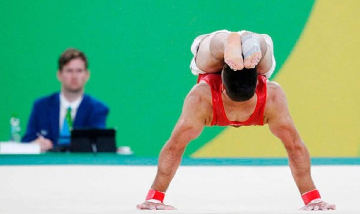 Un gimnasta suizo realizando una maniobra.