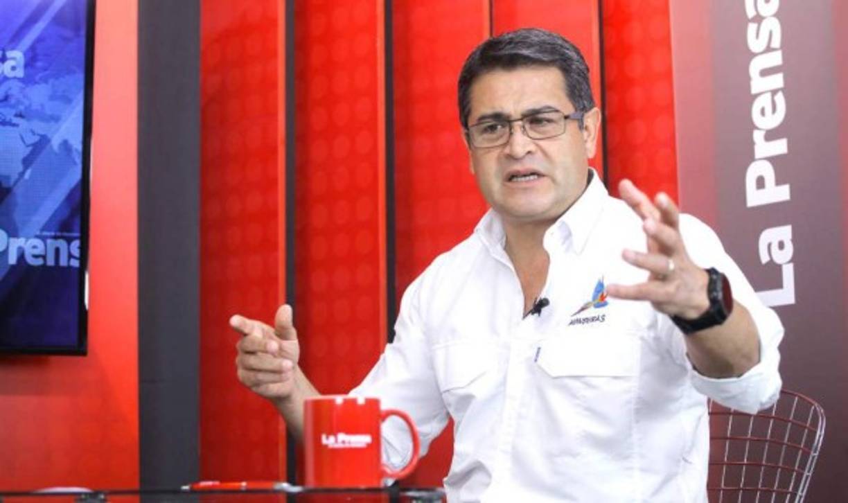 El nacionalista Juan Orlando Hernández Alvarado busca seguir por cuatro años más en la silla presidencial con la reeleción. Está casado con Ana García con quien tiene cuatro hijos.