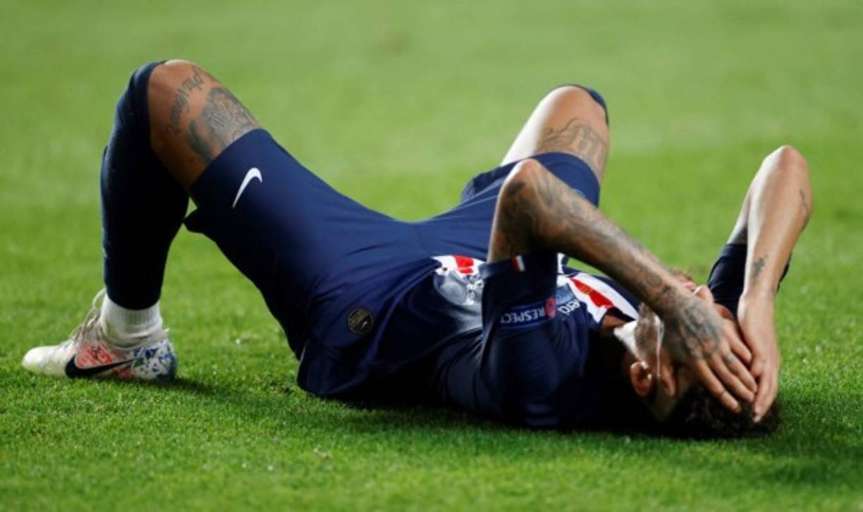 Con las manos en los ojos y entre lágrimas abandonó el terreno de juego Neymar tras caer en la final de la Liga de Campeones en el estadio La Luz, donde varios jugadores del Bayern intentaron consolar al delantero del PSG.