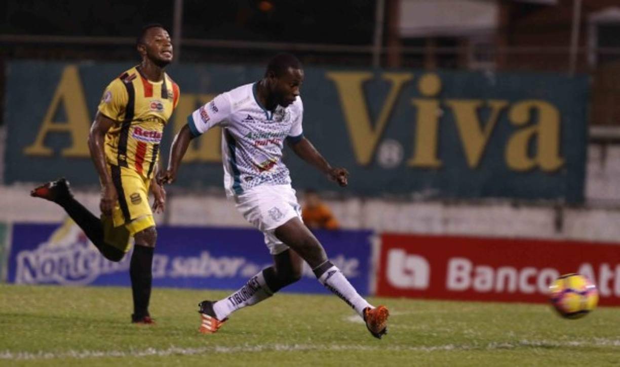 Y luego definió a puerta vacía con toque de derecha. Nada que hacer para la defensa aurinegra.