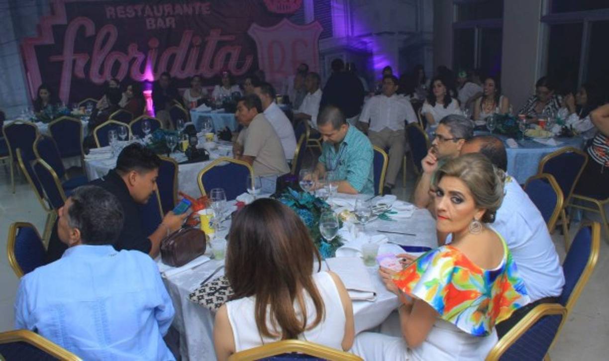 Los periodistas compartieron en gran fraternidad esa noche.