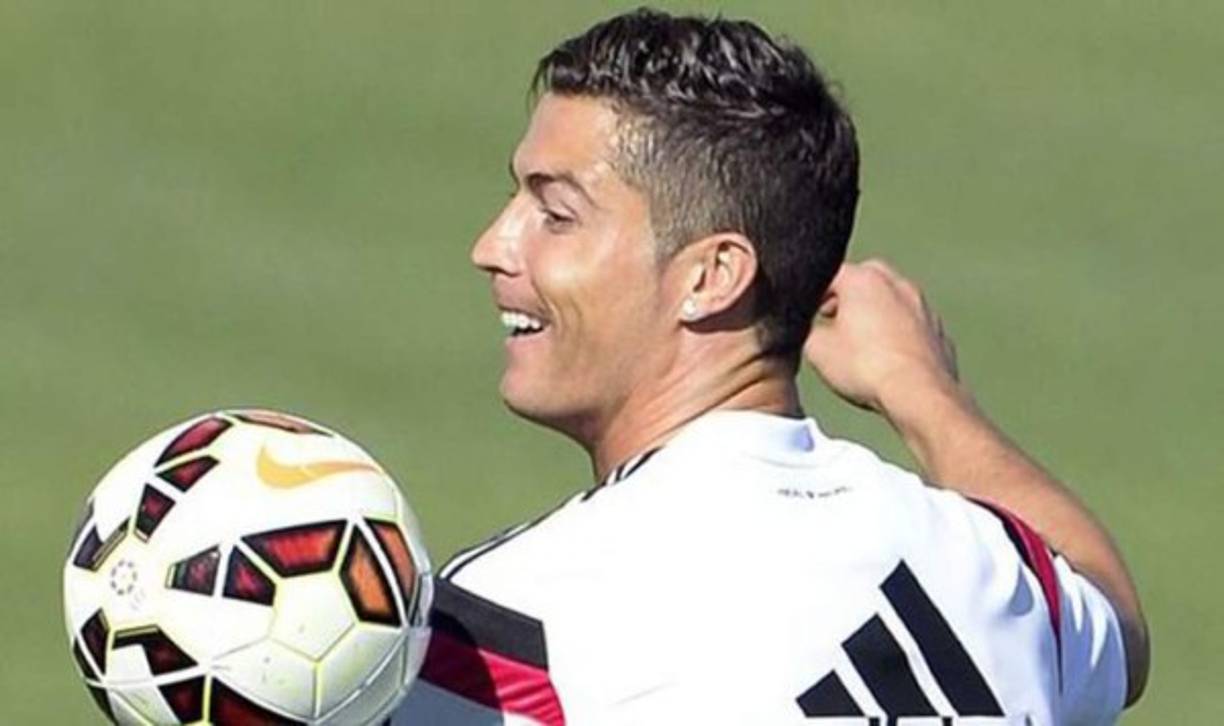 Cuando se está equipando, se concentra para el partido y siempre le gusta tocar el balón dentro del vestuario, mientras va hablando con sus compañeros combinando ideas sobre jugadas que deberían hacer luego en el partido.