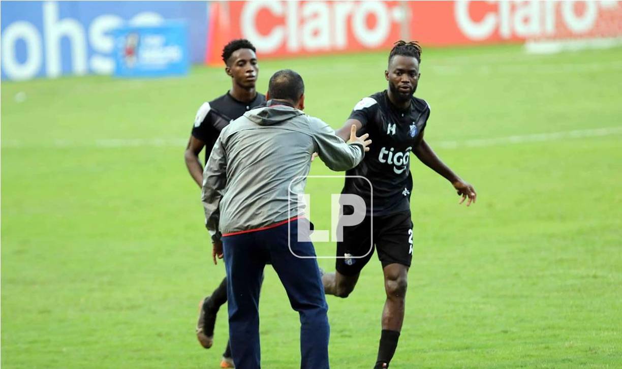 Geovany Martínez festejando con su entrenador Jhon Jairo López.