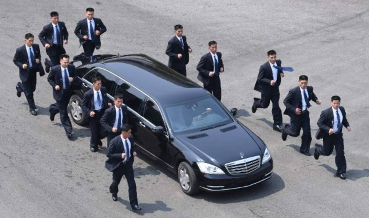 Ri Yong Guk, un desertor norcoreano que sirvió como guardaespaldas de Kim escribió en su libro de memorias publicado en 2013 que en sus viajes por el país para inspeccionar unidades militares, fábricas o granjas, el líder norcoreano está resguardado por hasta seis capas de centinelas que lo protegen.