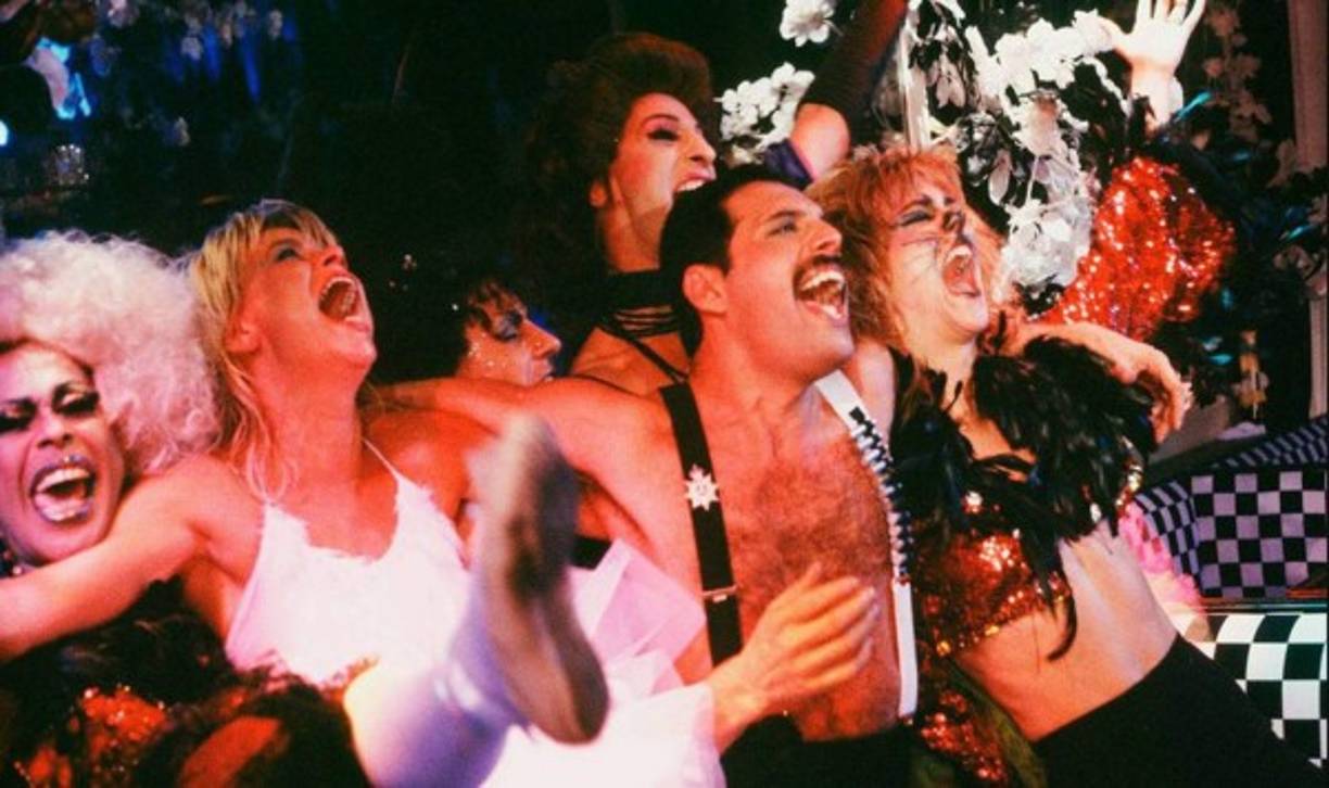 Según los rumores, Queen hizo una fiesta en el Hotel Fairmont de Nueva Orleans (EEUU), que incluyó delicias sanas, como camareras y camareros desnudos, un hombre que arrancaba la cabeza de los pollos vivos, modelos luchando desnudos y enanos con de bandejas repletas de cocaína atada a sus cabezas.<br/>