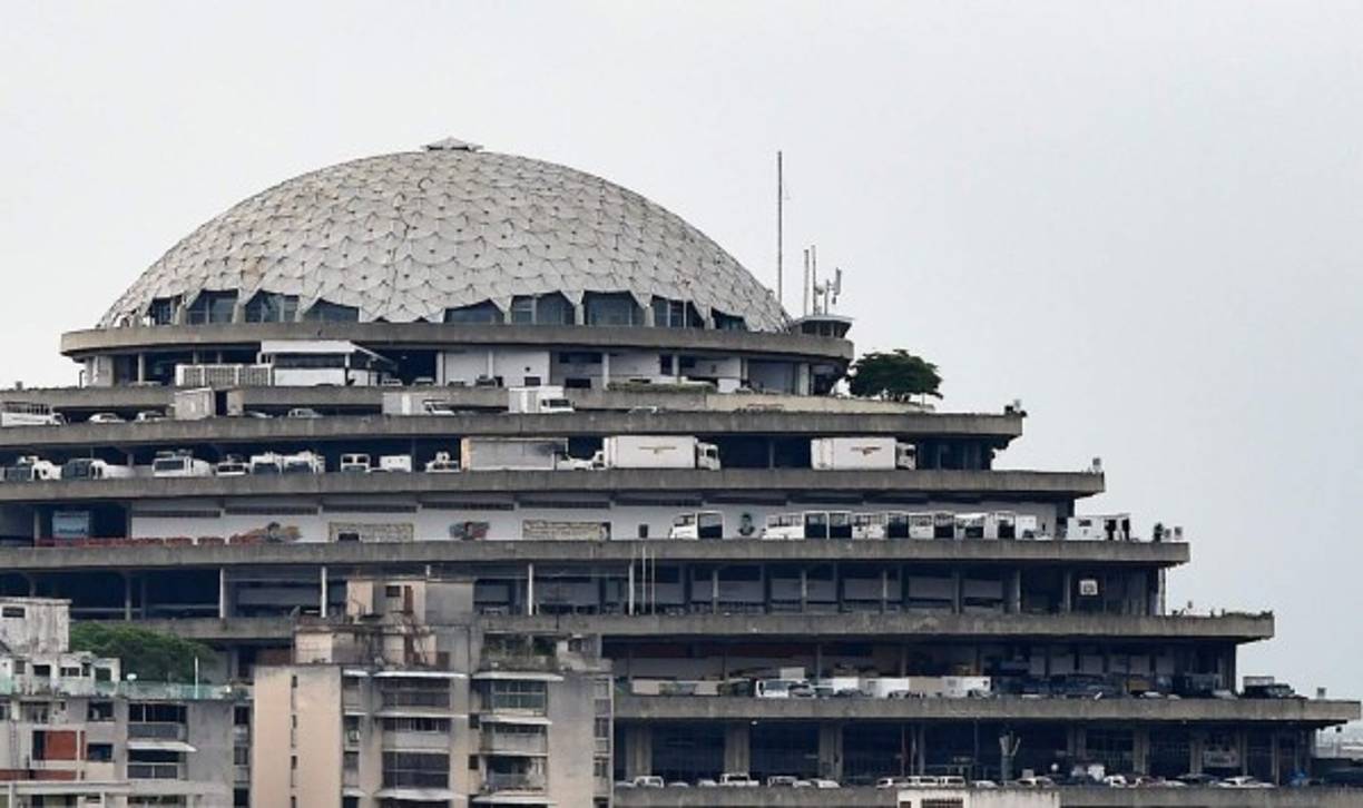 Ideado en 1956 como un centro comercial, con hotel de cinco estrellas y helipuerto, El Helicoide es un monumental edificio piramidal construido sobre un morro. El proyecto se exhibió en el Museo de Arte Moderno de Nueva York (MoMA).