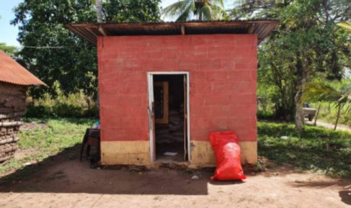 Después se procedió a realizar un allanamiento de morada en la aldea Potrerillos, en una vivienda tipo finca, en ese lugar se encontraron 16 sacos color rojo con supuesta cocaína, en ese sitio se requirió a otra persona.