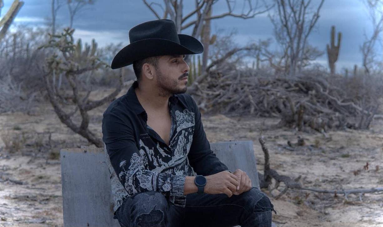 3. A los 15 años emigró a Sacramento, California, sin embargo, a los pocos meses debió retornar por el fallecimiento de su madre, quien tenía solo 36 años y algunos problemas médicos. Espinoza Paz adoptó su nombre artístico en honor a ella, que se llamaba María de la Paz Espinoza.