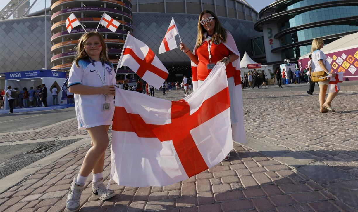 A escasos minutos del inicio del Inglaterra-Irán, largas colas adornaban los alrededores del estadio, siendo la mayoría de aficionados ingleses, que no podían acceder al estadio por un problema con las entradas.