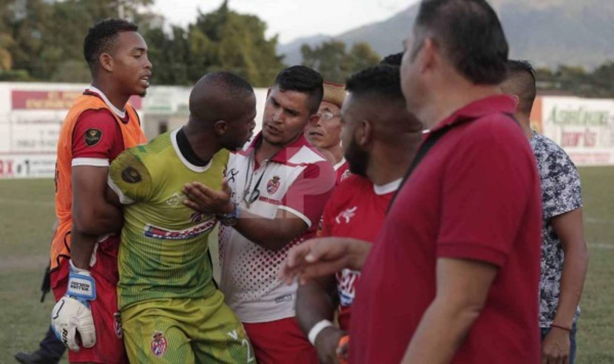 El portero colombiano William Robledo estaba molesto por lo que pretendía irse a los golpes con su propio compañero.